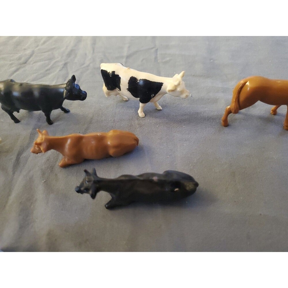 17 Vtg Pieces Of Farm Animals Holstein Cows Pig Sheep Horses Train Set Layout - Picture 3 of 7